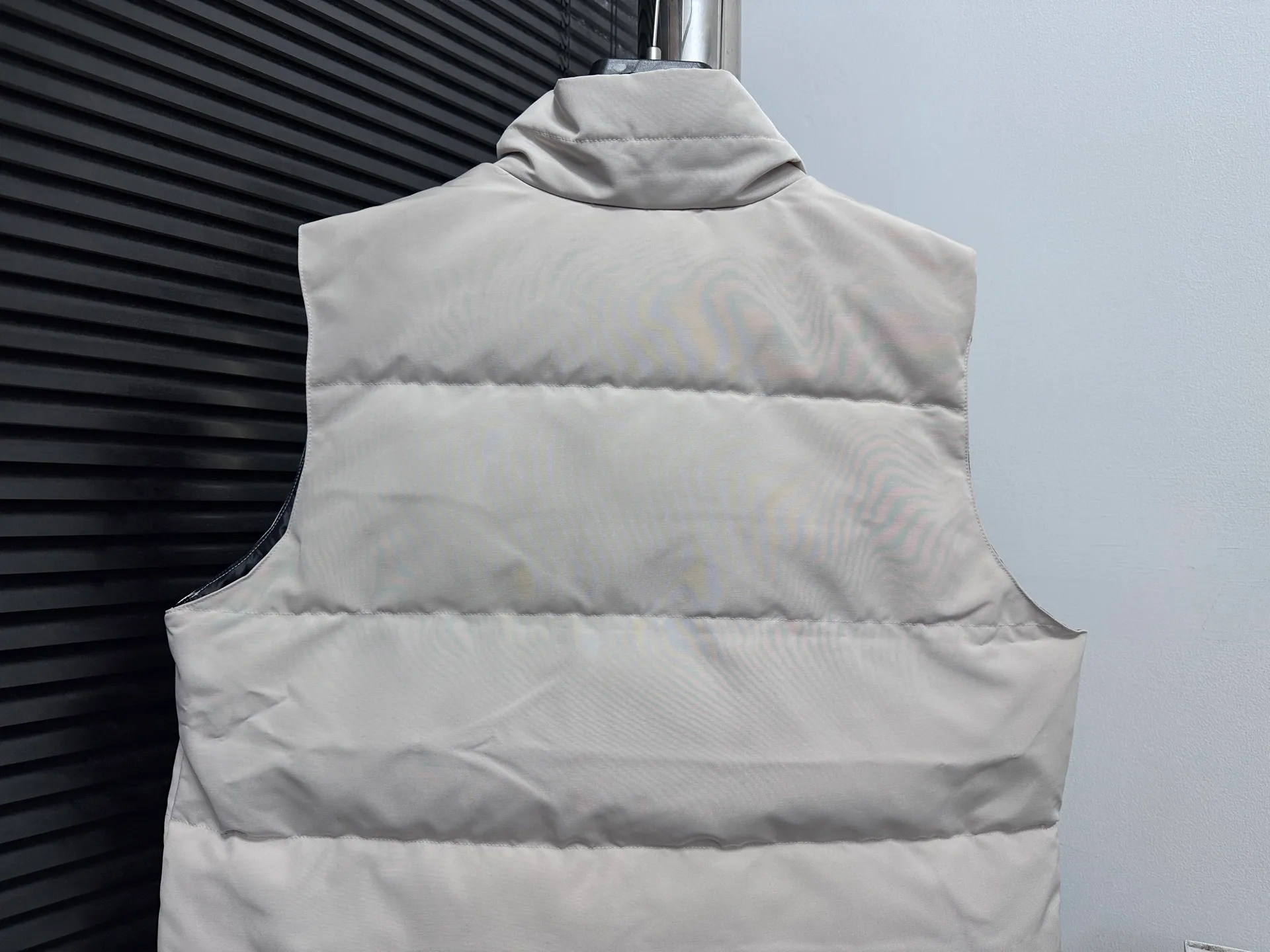 P360 [Canada Goose] Canada Goose black label #Freestyle Crew 4151mb men’s and women’s vest down ➖ Imported Behringer embroidery machine with customized 10,000-needle embroidery label! ➖ Imported 21-count polyester-cotton blended original fabric, using Feather-Light 10D waterproof coating fabric, made of 84.5% polyester fiber and 15.5% cotton, 100% the best feel in the entire network! ➖ The genuine official website uses the national standard 80 white duck down, and will never be misled by false claims such as 90 down or goose down! ➖ 100% nylon nylon lining with double double-layer sealing design to prevent velvet from running away. Top-grade polar fleece is used in the collar and pockets to keep warm and comfortable! ➖ Yoshida YKK provides original custom-made electroplated sliders. YKK two-way lockable zippers are tight and smooth and will not peel off paint! ➖ 3M composite original Velcro is durable, and all accessories and hardware are disassembled and customized! ⛔No slander, no exaggeration, no need for too much copywriting, because it is focused, it is professional!  SIZE: XS S M L XL XXL